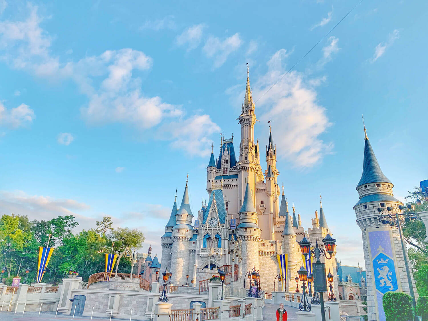 How to start your day at disney world magic kingdom rope drop fastpass